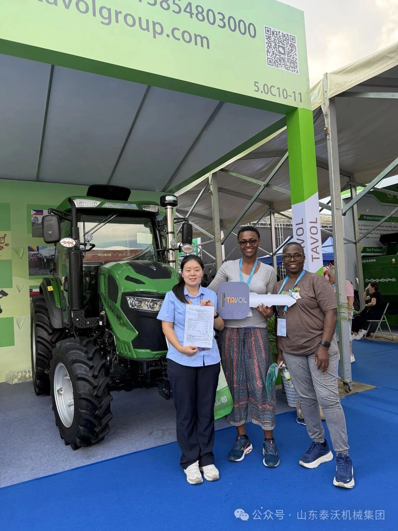 Acheteur signant une commande sur place avec Tavol &agrave; la 140e Foire de Canton