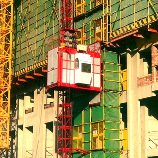 Palan de construction pour passagers et matériaux SC200/200 2000 kg 33 m/min - Tavol Group