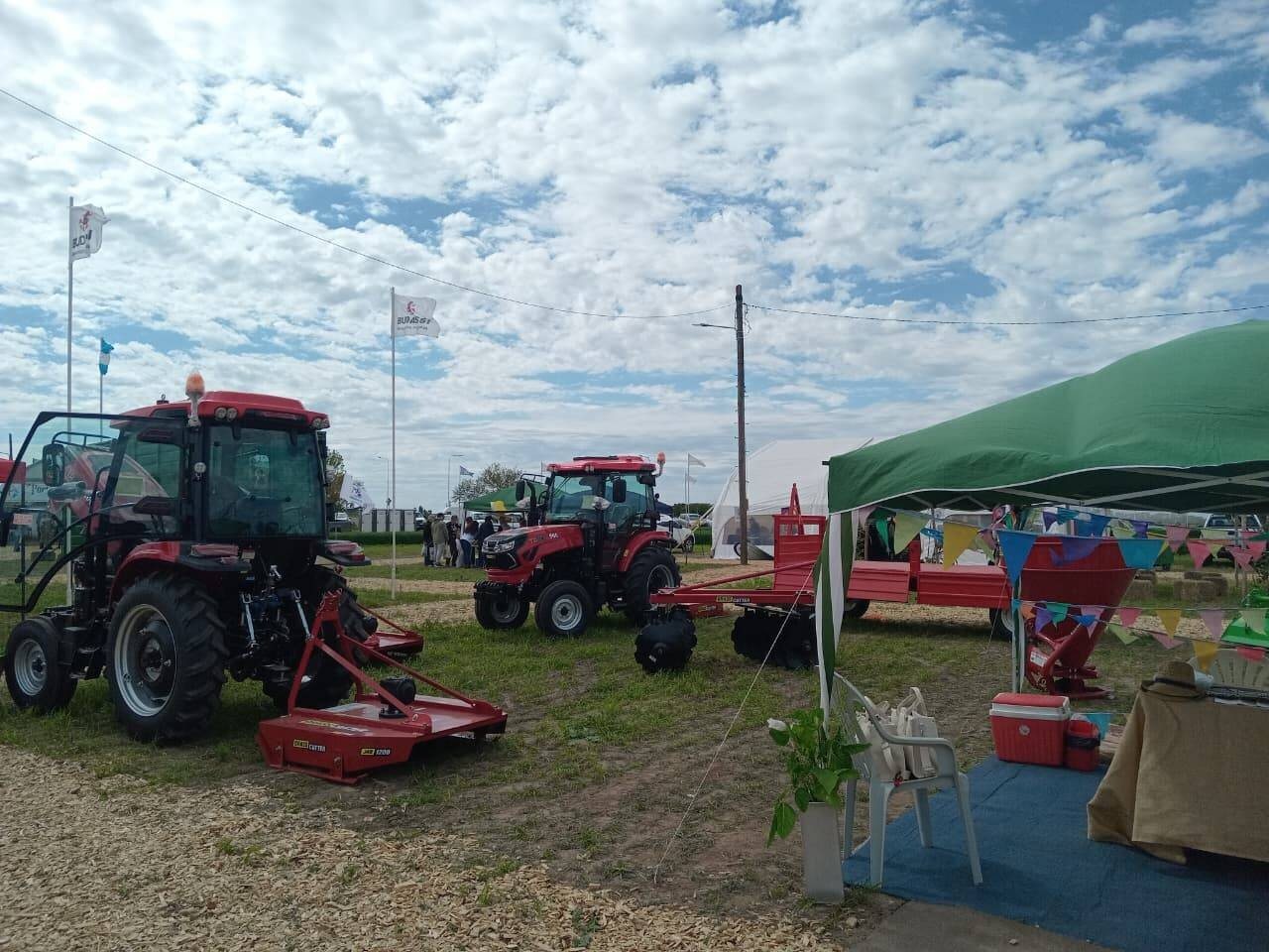 Les tracteurs et coupe-herbe Tavol exposés en Argentine