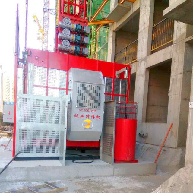 Ascenseur de chantier