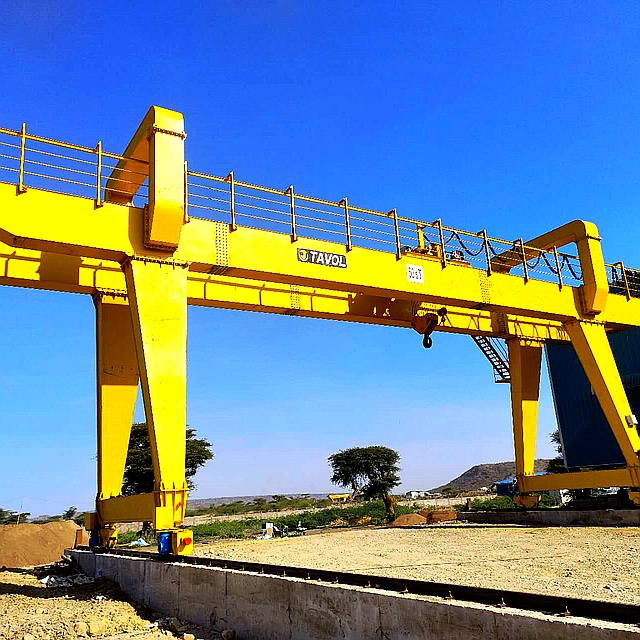 Grue à portique robuste à double poutre de 200 tonnes avec chariot à treuil ouvert