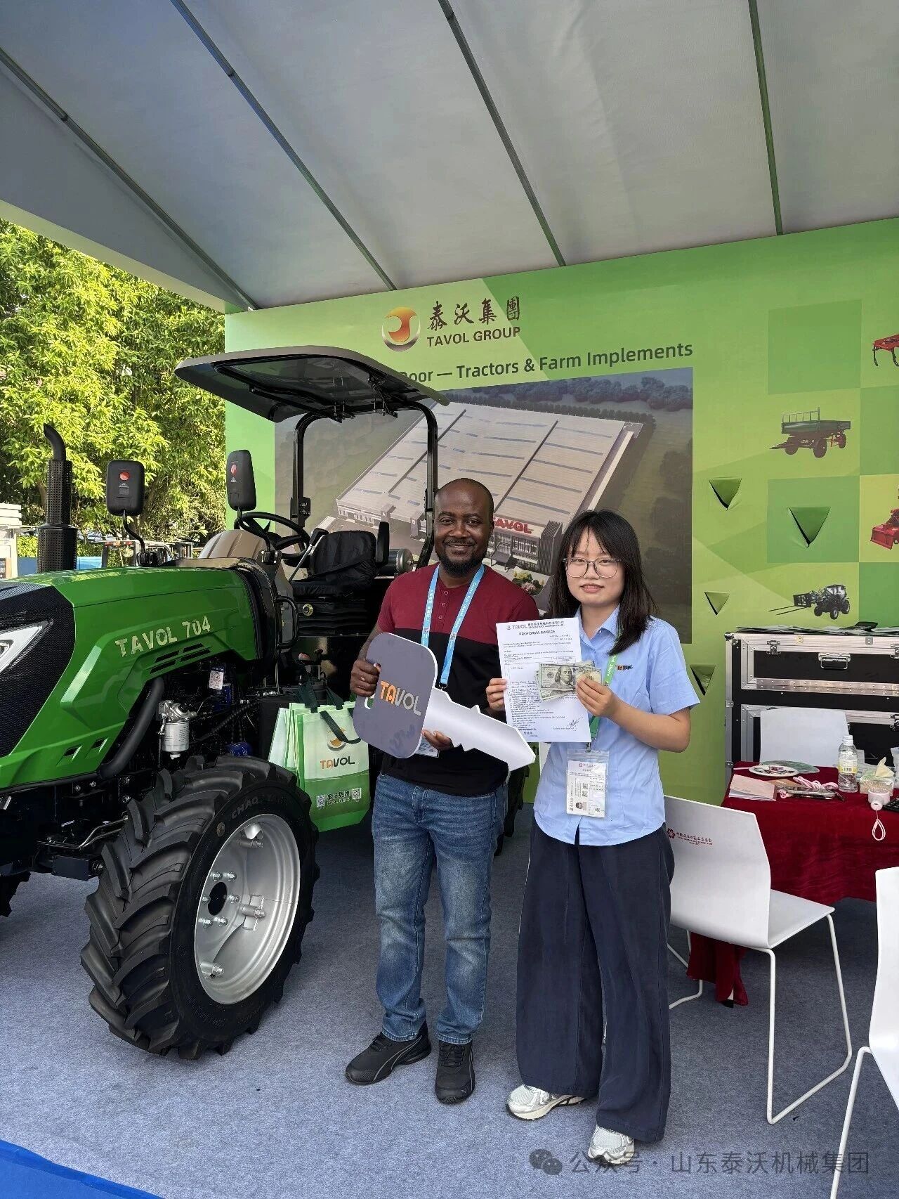 Les tracteurs Tavol expos&eacute;s &agrave; la 140e Foire de Canton